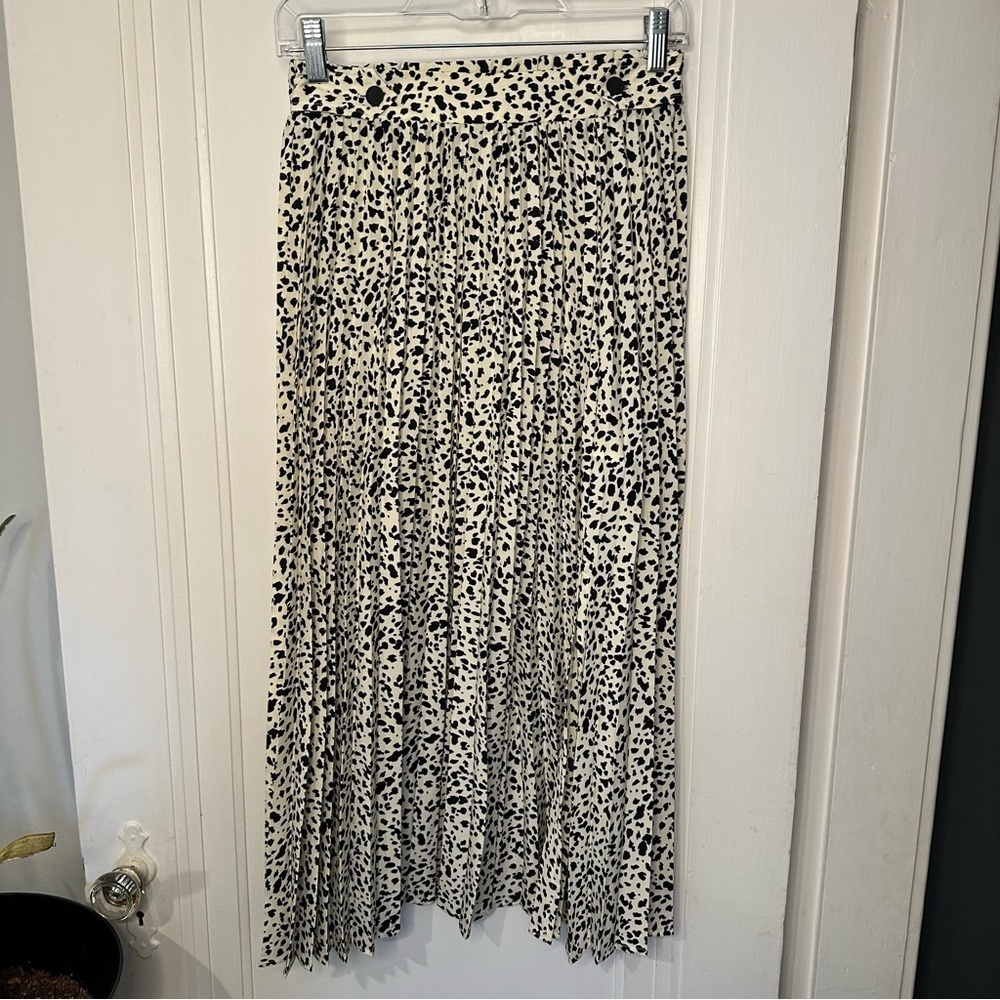Topshop Cream and Black Patterned Maxi Skirt size 4 pleated